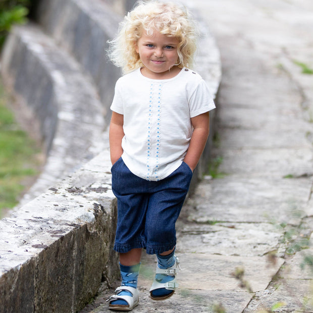 Girl in daisy t-shirt