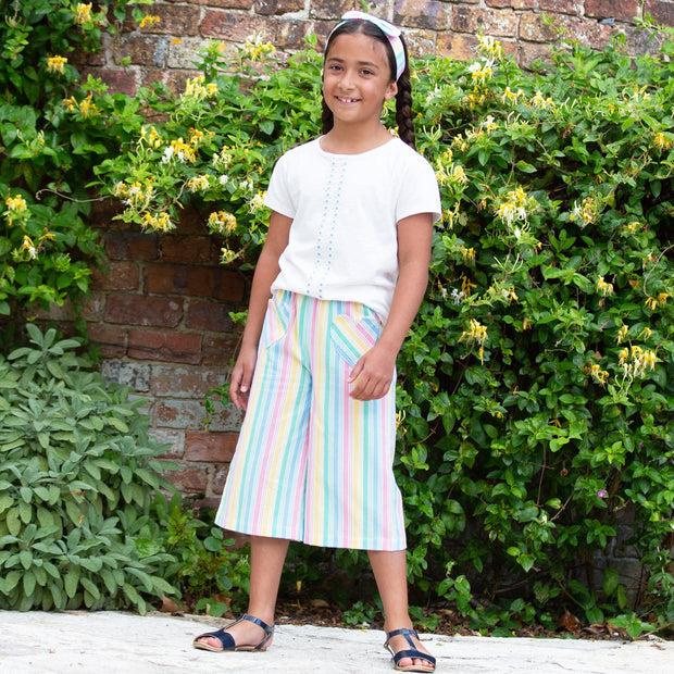 Girl in daisy t-shirt